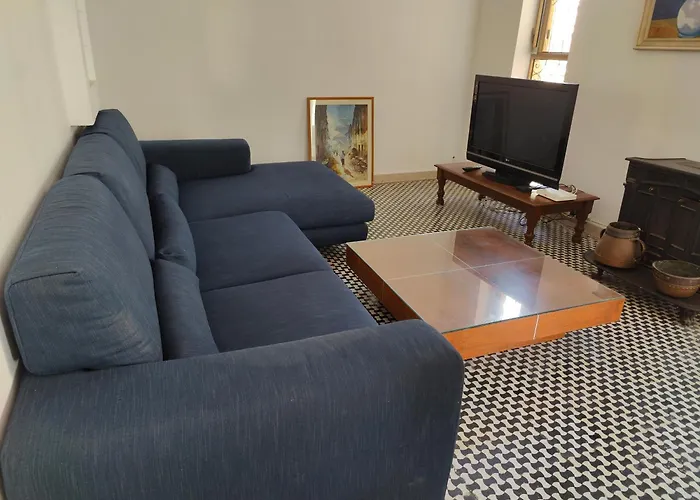 Location, Location, Location سانت جوليان